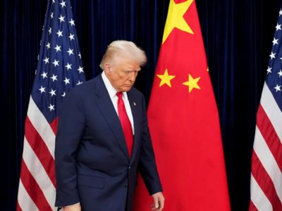 trump in front of american and chinese flags